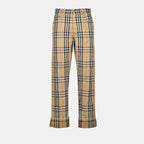 Immagine di pantaloni beigi a quadri di Burberry per uomo - Stagione Autunno-Inverno 2024 - Vista frontale