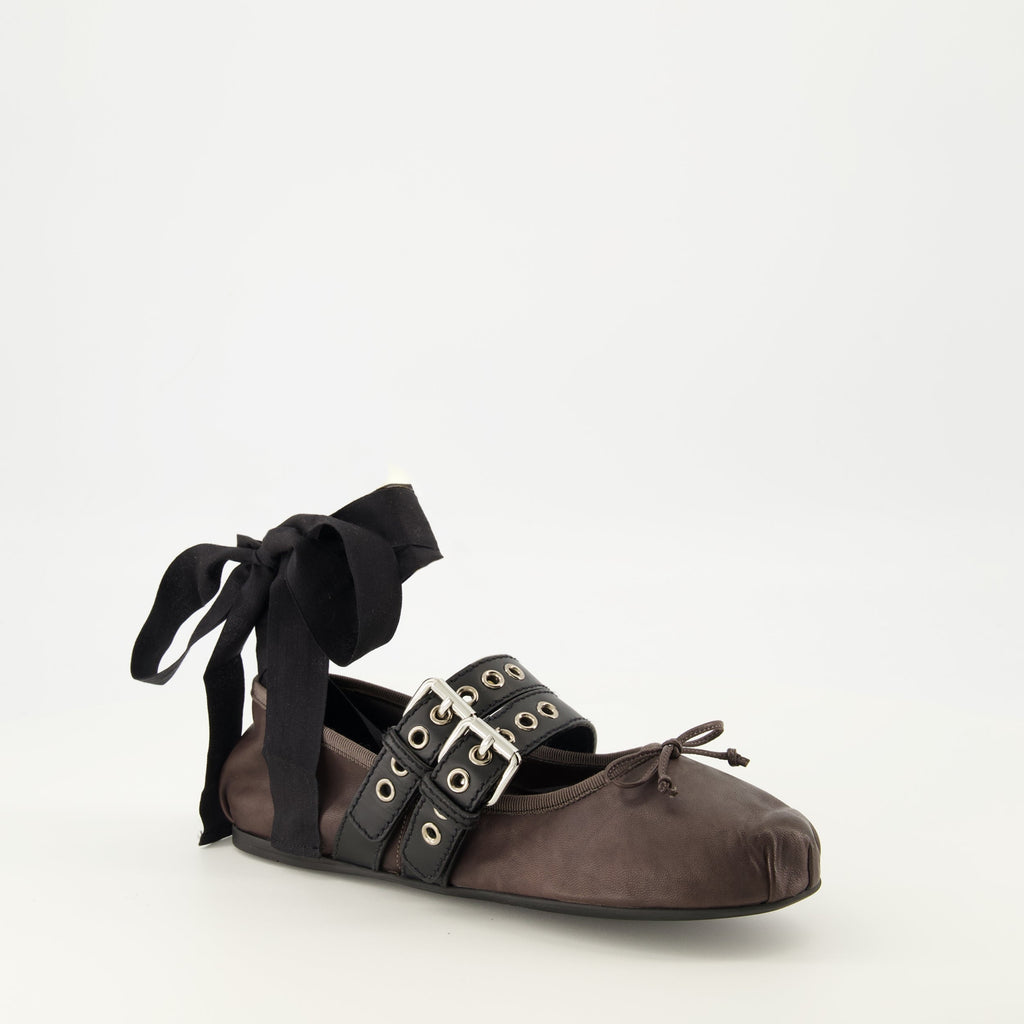 Image de Ballerines à Brides en Cuir par Miu Miu pour Femmes - Saison Printemps-ÉtÉ 2026 - Vue de devant droite trois-quarts