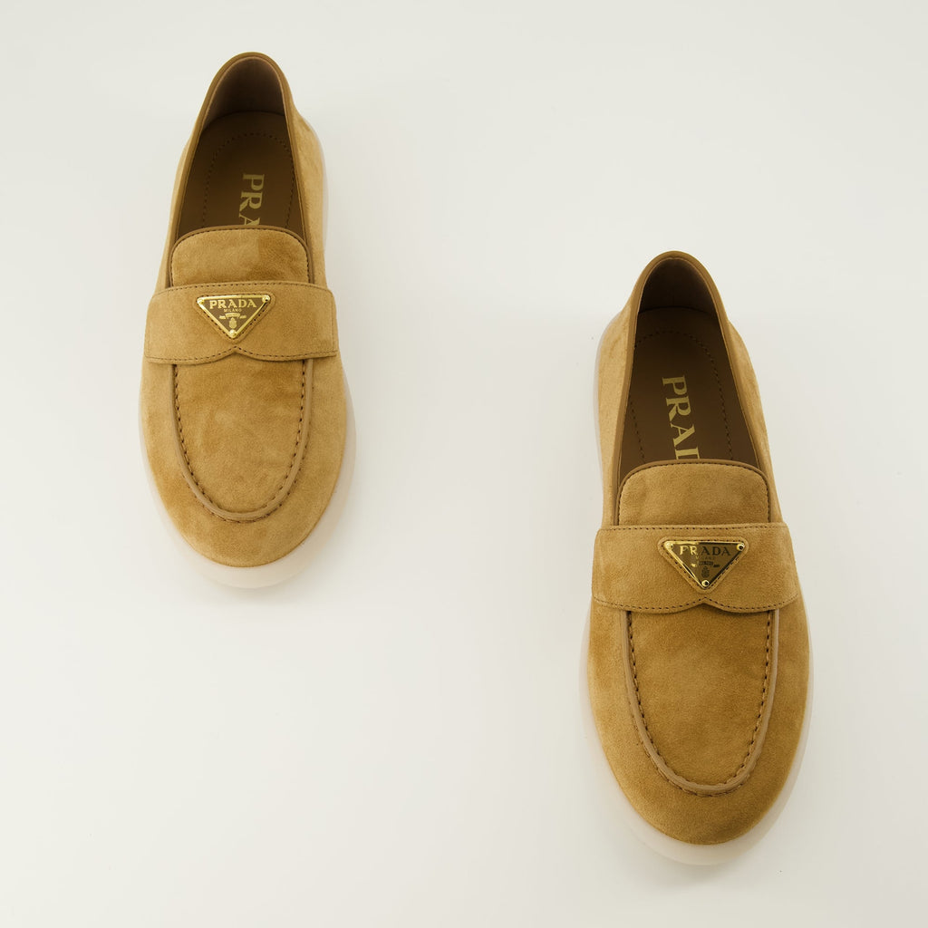 プラダの女性用スエードレザーのモカシンの画像 - シーズン春夏2026 - ペアの上からのビュー