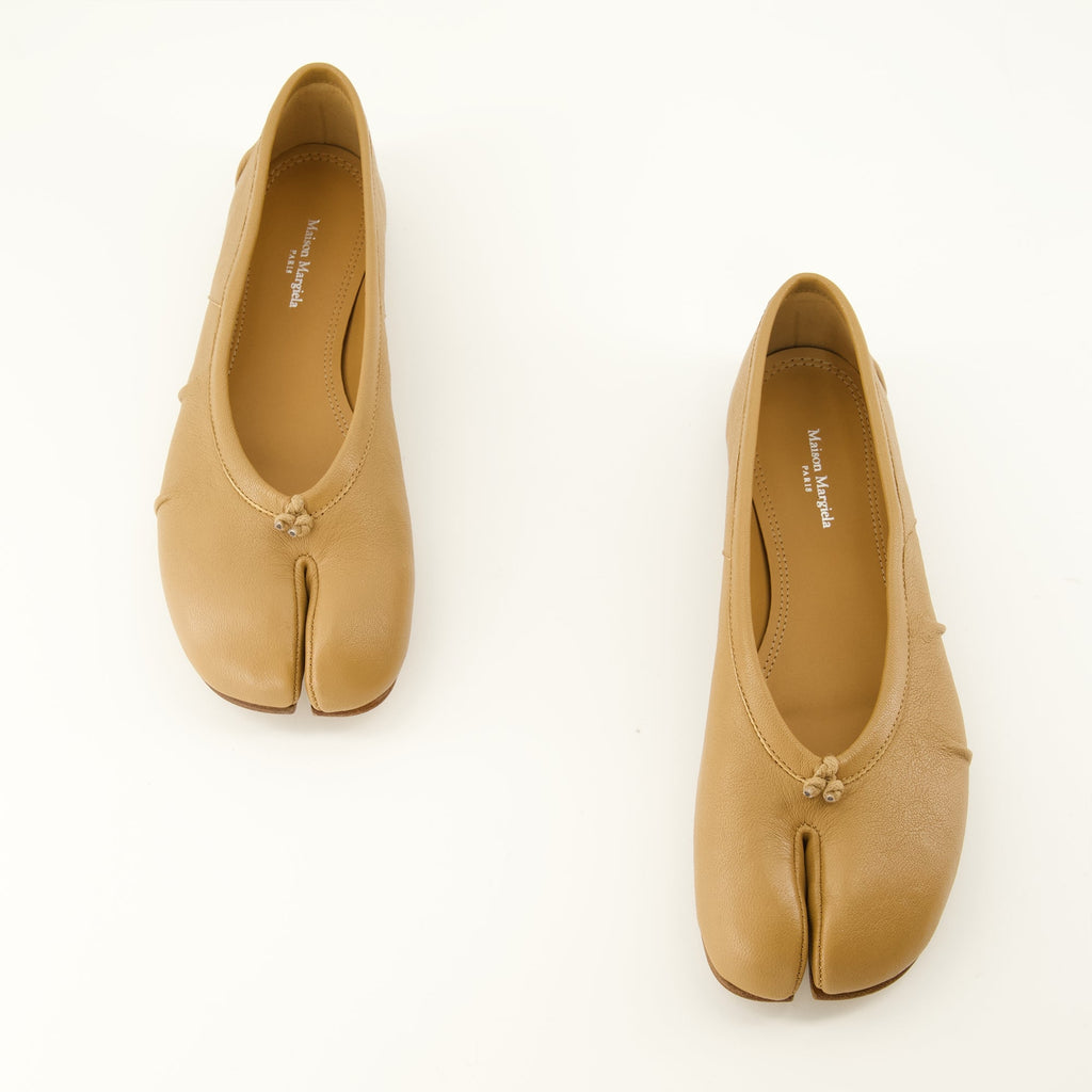 Tabi-Ballerinas aus Leder mit geteilter Zehenpartie
