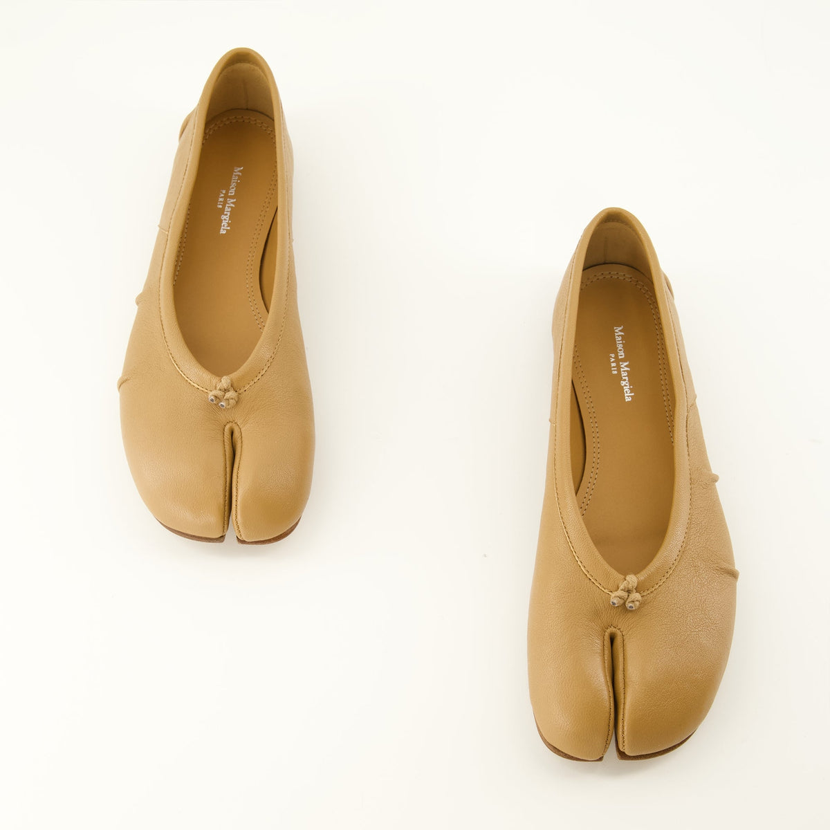 Tabi-Ballerinas aus Leder mit geteilter Zehenpartie