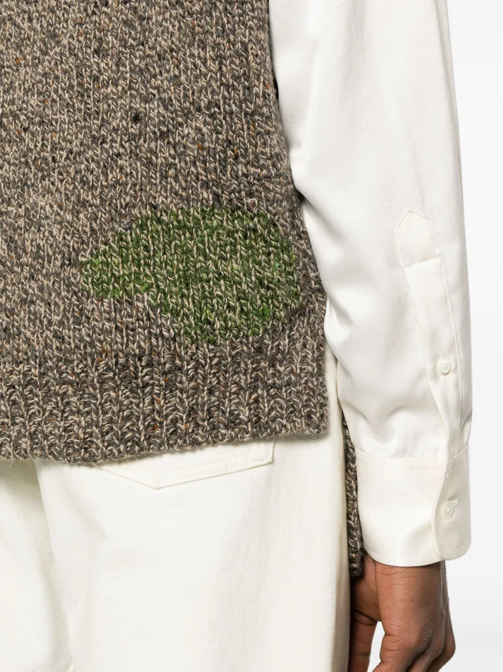 Imagem de uma camisa com botões adornados da Prada para mulheres - Temporada Primavera-Verão 2024 - Detalhe 7