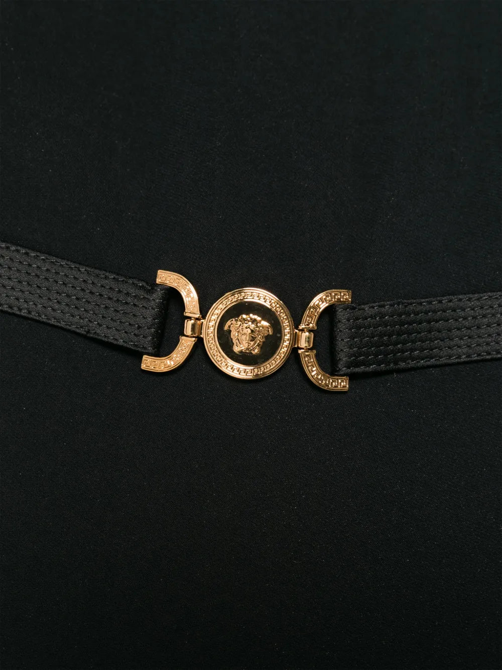 Bilde av svart cocktailkjole fra Versace for kvinner - Sesong vår-sommer 2024 - Detalj 10