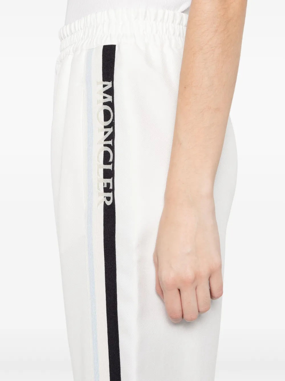 Imagen de joggers blancos con logo de Moncler para mujeres - Temporada Primavera-Verano 2024 - Vista de Detalle 7