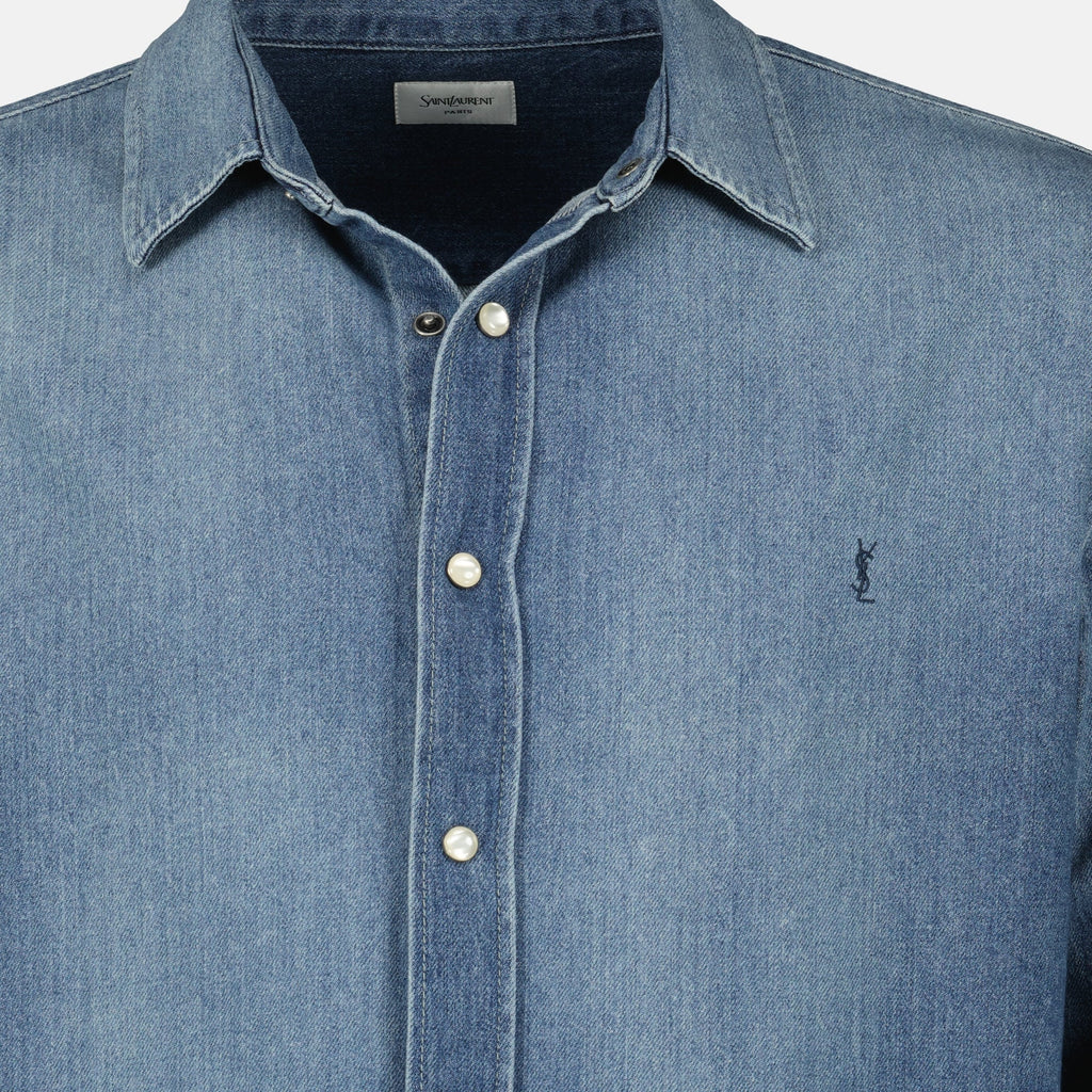 Immagine della camicia in denim Cassandre di Saint Laurent per uomini - Stagione Primavera-Estate 2026 - Vista Dettaglio 2