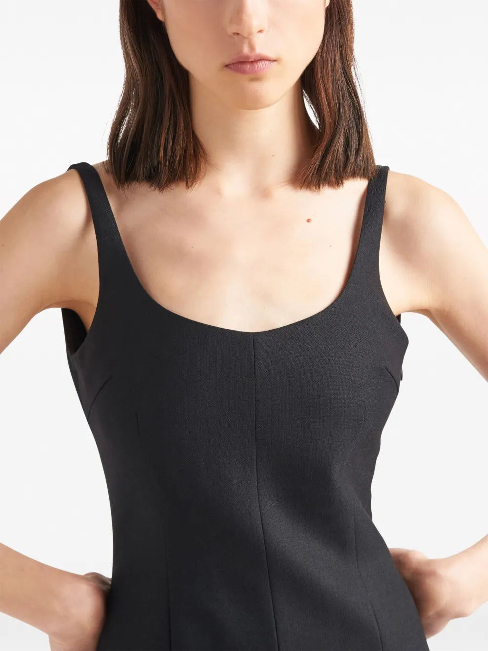 프라다의 여성용 짧은 검정 울 드레스 이미지 - 2024 봄-여름 시즌 - 세부 사항 보기 6