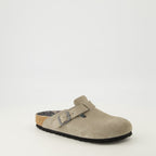Imagen de las sandalias Boston grises de Birkenstock para unisex - Temporada Otoño-Invierno 2025 - Vista tres cuartos frontal derecha
