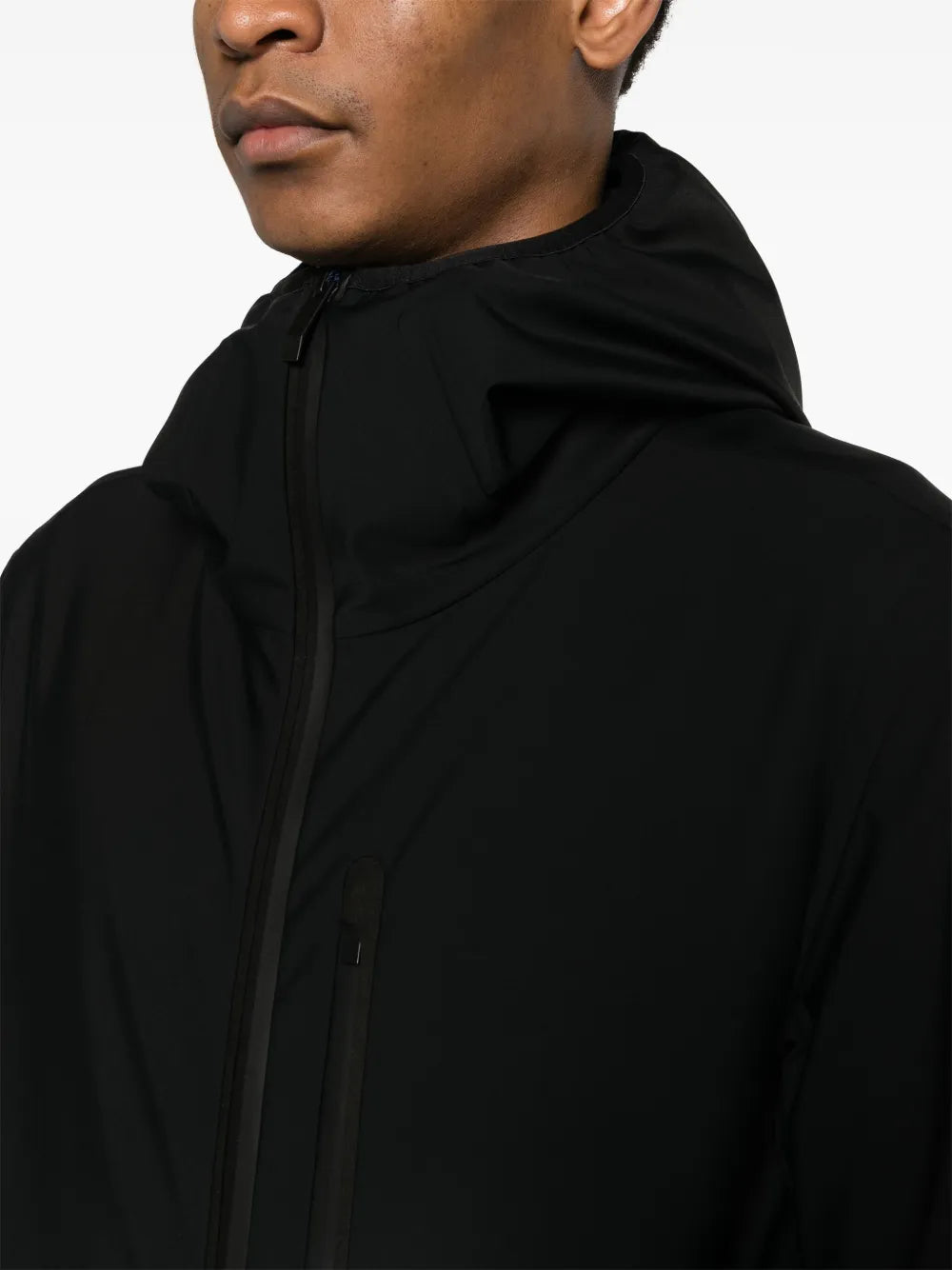 Imagem de casaco de nylon preto da Moncler para homens - Temporada Primavera-Verão 2024 - Detalhe 7