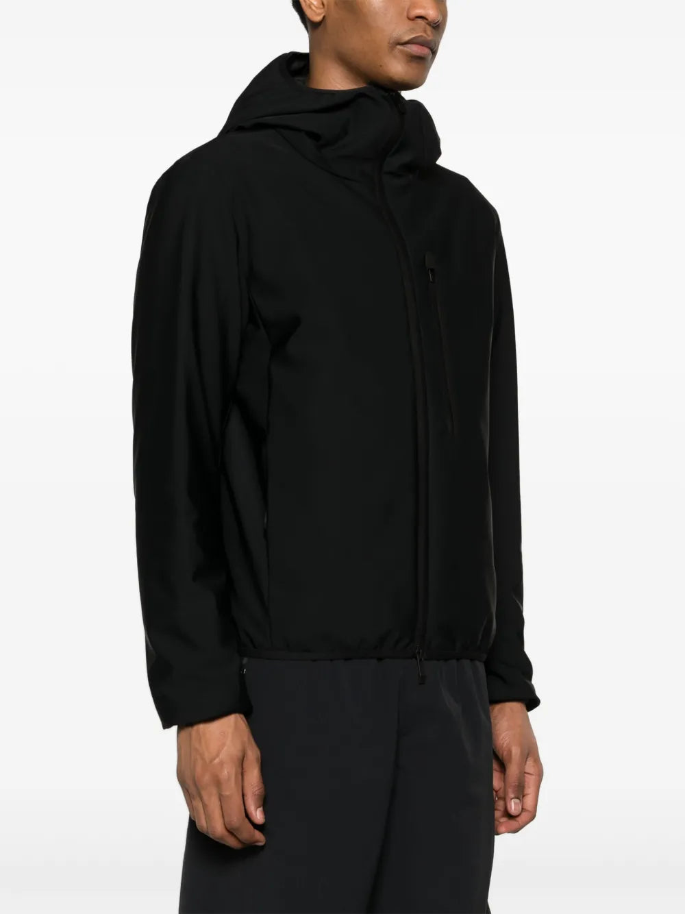Imagem de casaco de nylon preto da Moncler para homens - Temporada Primavera-Verão 2024 - Detalhe 1