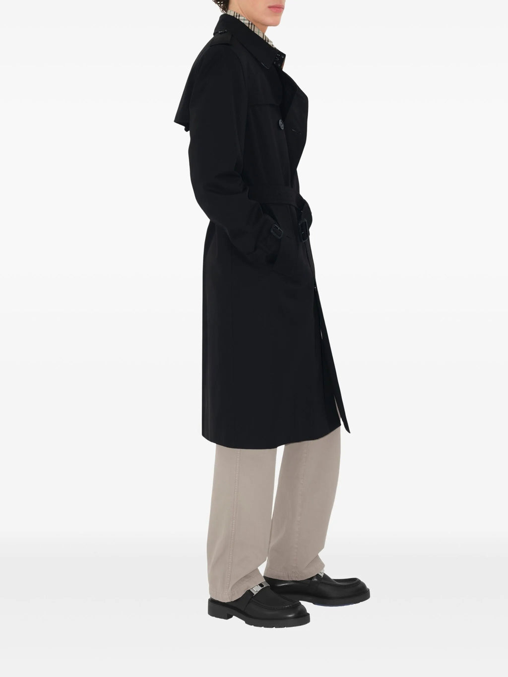 Image of Long Heritage Trench Coat Black by Burberry for Men - Season Spring-Summer 2026 - Model view 2