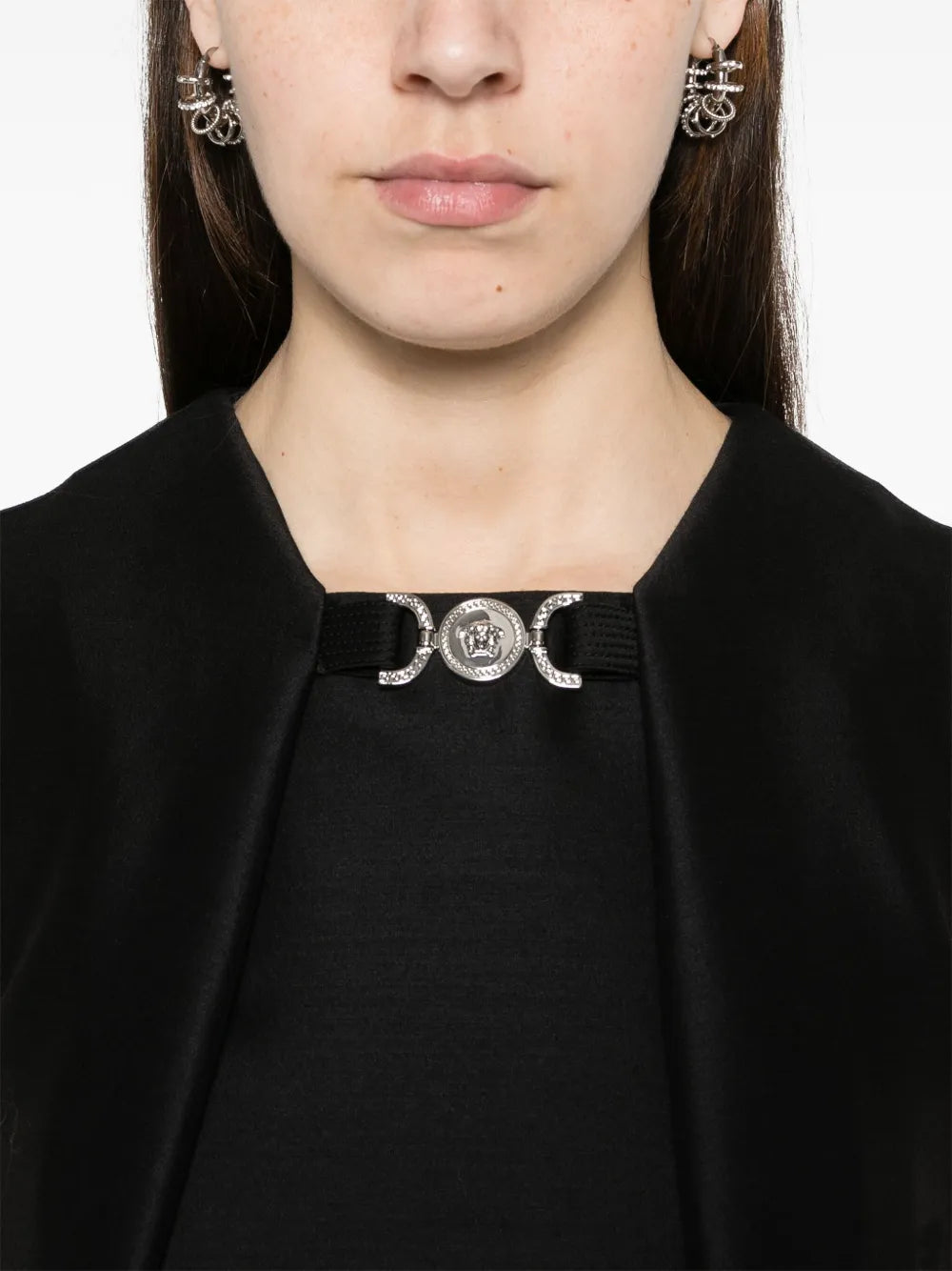 Image d'une robe en laine noire et soie de Versace pour femmes - Saison Printemps-Été 2024 - Détail 7