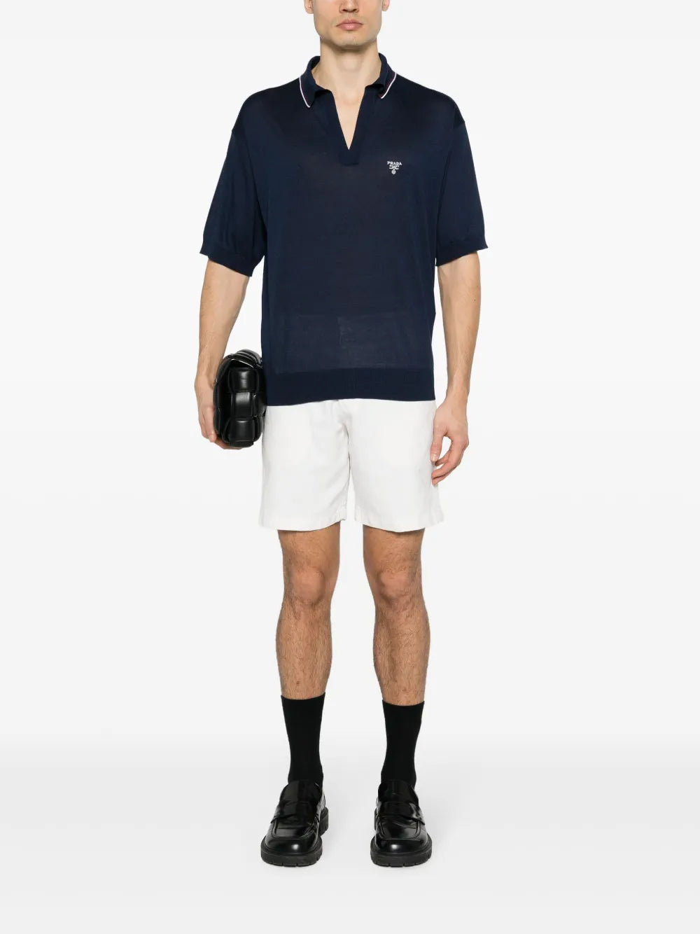 スマートな襟付きブルーシルクポロシャツ