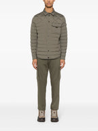 Imagen de pantalones de algodón caqui de pierna recta de Moncler para hombres - Temporada Primavera-Verano 2024 - Vista posterior