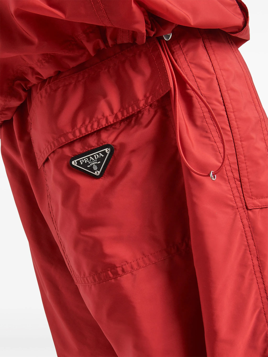 Imagem de calças de jogging em Re-Nylon da Prada para homens - Temporada Primavera-Verão 2024 - Vista do modelo 4