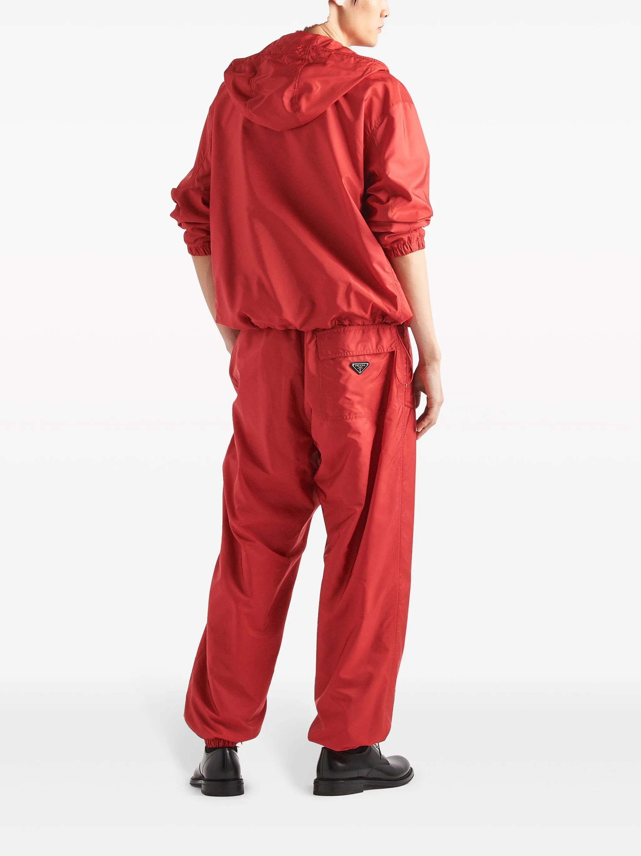 Imagem de calças de jogging em Re-Nylon da Prada para homens - Temporada Primavera-Verão 2024 - Vista do modelo 2