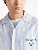Bild eines blau-weiß gestreiften Hemdes von Prada für Herren - Saison Frühling-Sommer 2024 - Detailansicht 7