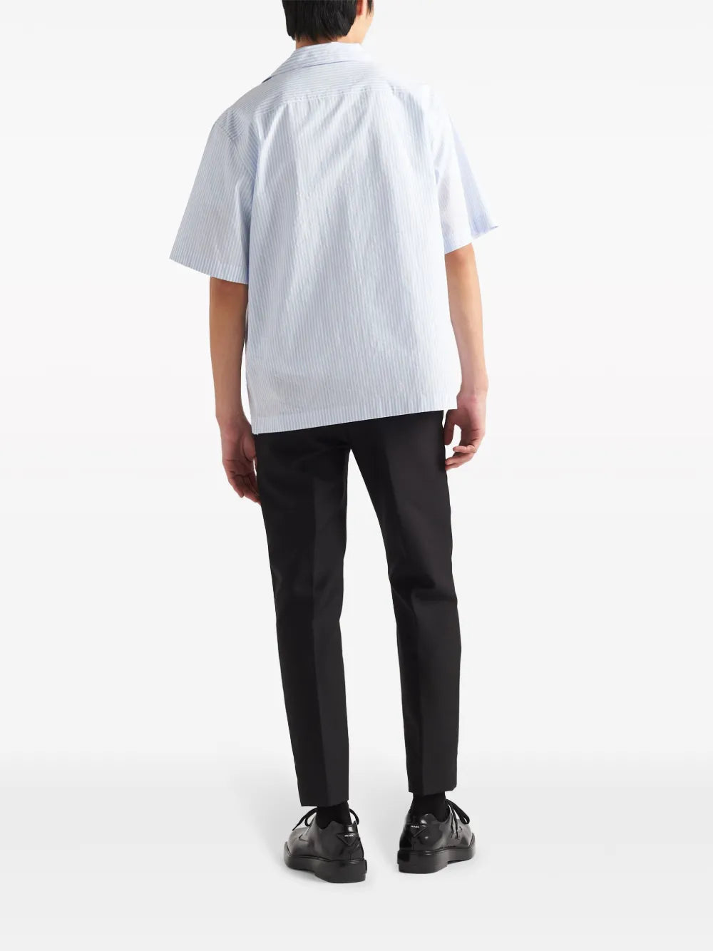 Imagen de una camisa a rayas azul y blanca de Prada para hombres - Temporada Primavera-Verano 2024 - Vista de detalle 6