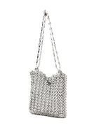 Imagen de la icónica bolsa de metal plateado de Rabanne para mujeres - Temporada Otoño-Invierno 2024 - Detalle 6