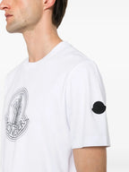 Imagen de la camiseta blanca desgastada con logo de Moncler para unisex - Temporada Primavera-Verano 2025 - Vista del modelo 4