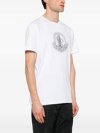 Imagen de la camiseta blanca desgastada con logo de Moncler para unisex - Temporada Primavera-Verano 2025 - Vista del modelo 2