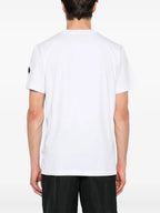 Imagen de la camiseta blanca desgastada con logo de Moncler para unisex - Temporada Primavera-Verano 2025 - Vista del modelo 3