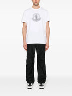 Imagen de la camiseta blanca desgastada con logo de Moncler para unisex - Temporada Primavera-Verano 2025 - Vista del modelo 1