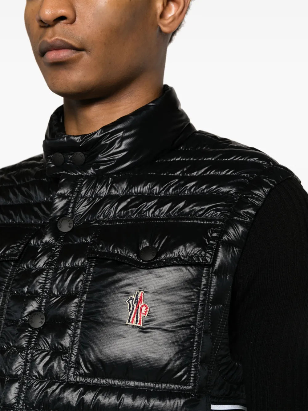Imagen del chaleco de nylon acolchado Ollon de Moncler Grenoble para hombres - Temporada primavera-verano 2024 - Vista de detalle 7