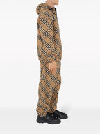 Bild einer klassischen beige karierten Hose von Burberry für Herren - Saison Frühling-Sommer 2024 - Detailansicht 1