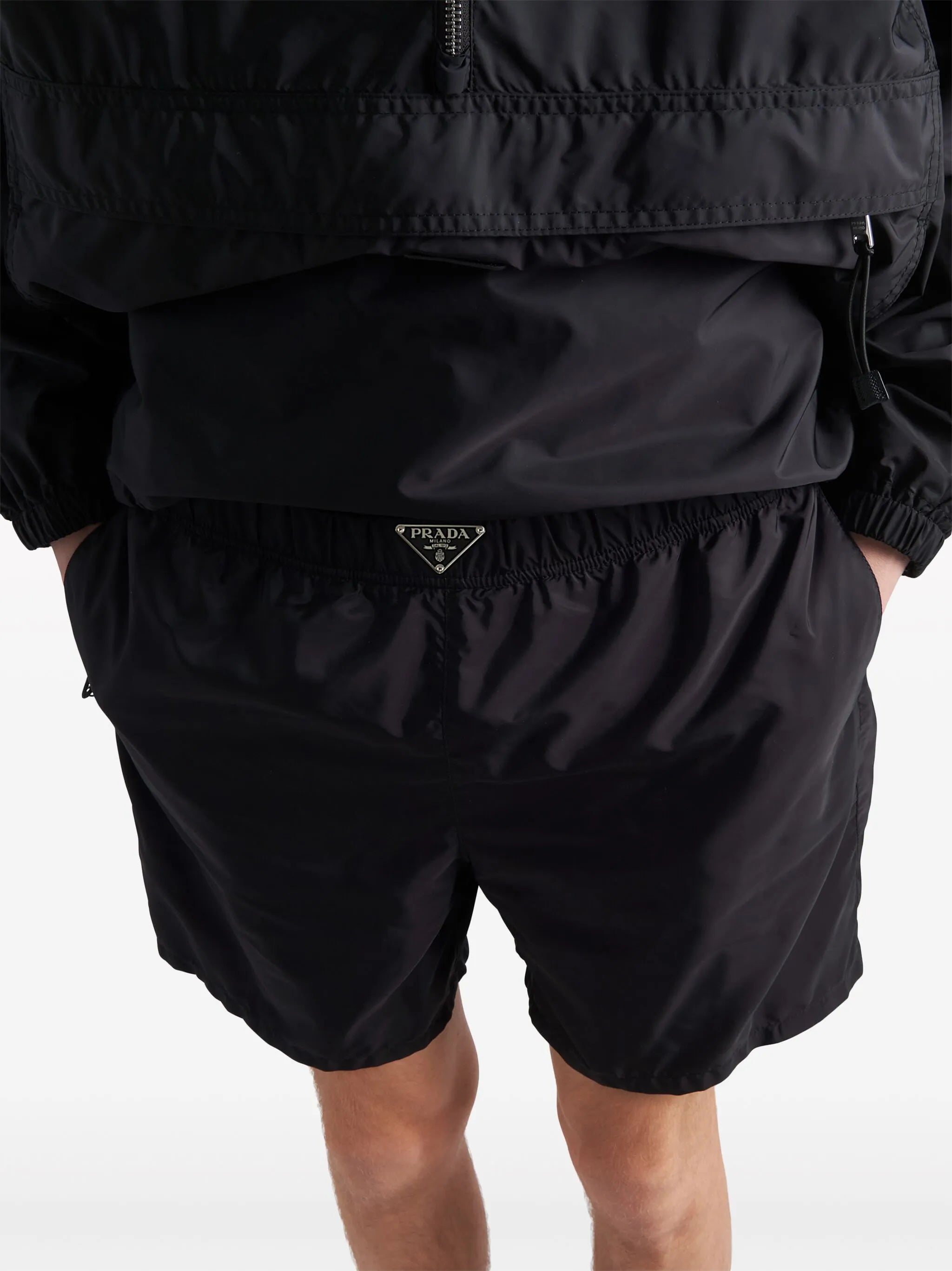 Imagem dos calções de banho Re-Nylon da Prada para homens - Temporada Primavera-Verão 2026 - Vista do modelo 3