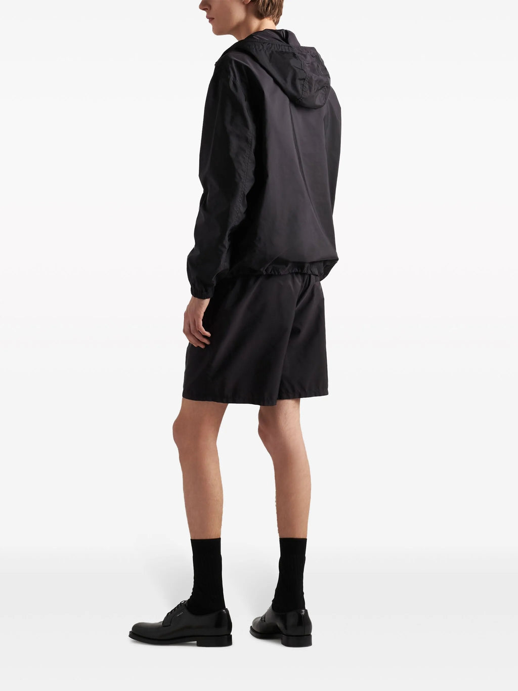 Imagem dos calções de banho Re-Nylon da Prada para homens - Temporada Primavera-Verão 2026 - Vista do modelo 2