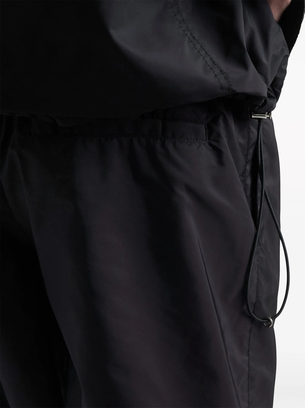 Imagem dos calções de banho Re-Nylon da Prada para homens - Temporada Primavera-Verão 2026 - Vista do modelo 5