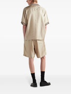 コントラストトリム付きベージュシルクシャツ