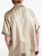 コントラストトリム付きベージュシルクシャツ