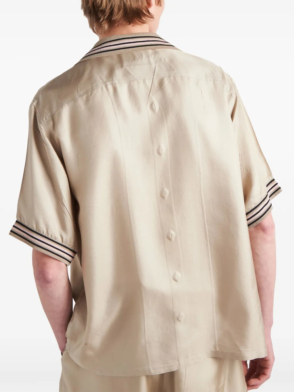 コントラストトリム付きベージュシルクシャツ