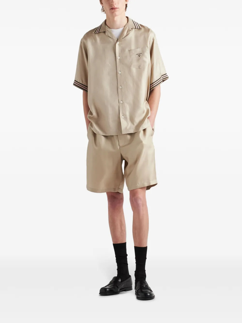 コントラストトリム付きベージュシルクシャツ