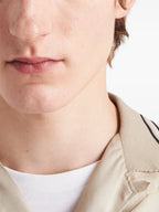 コントラストトリム付きベージュシルクシャツ