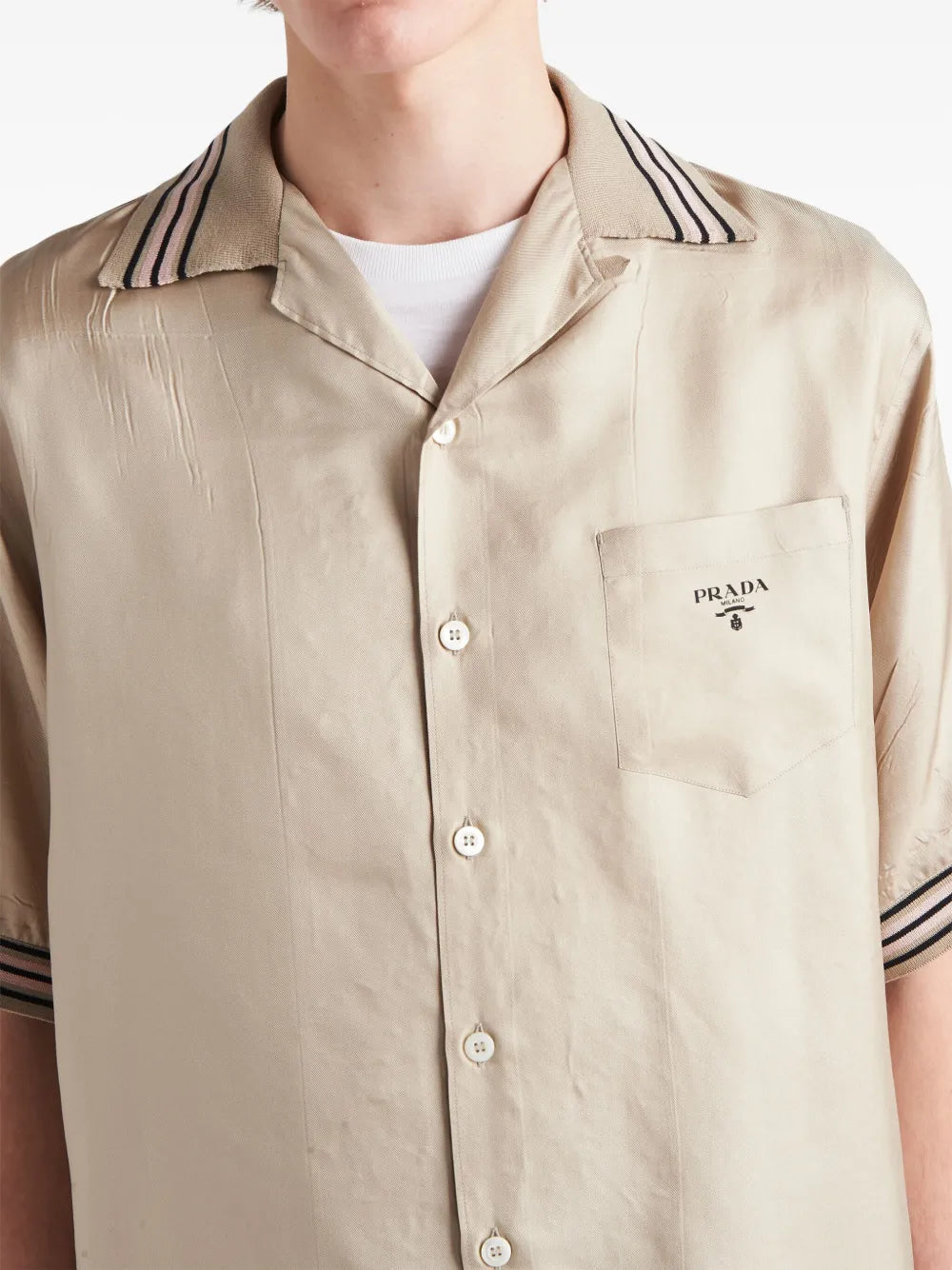 コントラストトリム付きベージュシルクシャツ