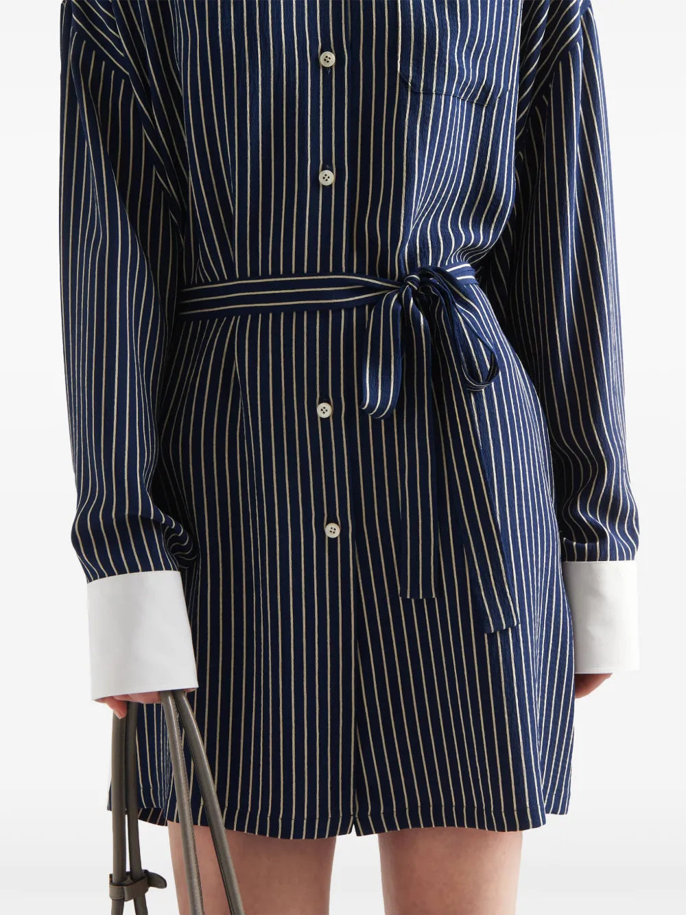 Image de chemise en soie rayée surdimensionnée de Prada pour femmes - Saison Printemps-Été 2024 - Détail vue 7