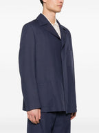 Bild einer blauen Wolljacke mit Spitzenrevers von Fendi für Herren - Saison Frühling-Sommer 2024 - Detailansicht 1