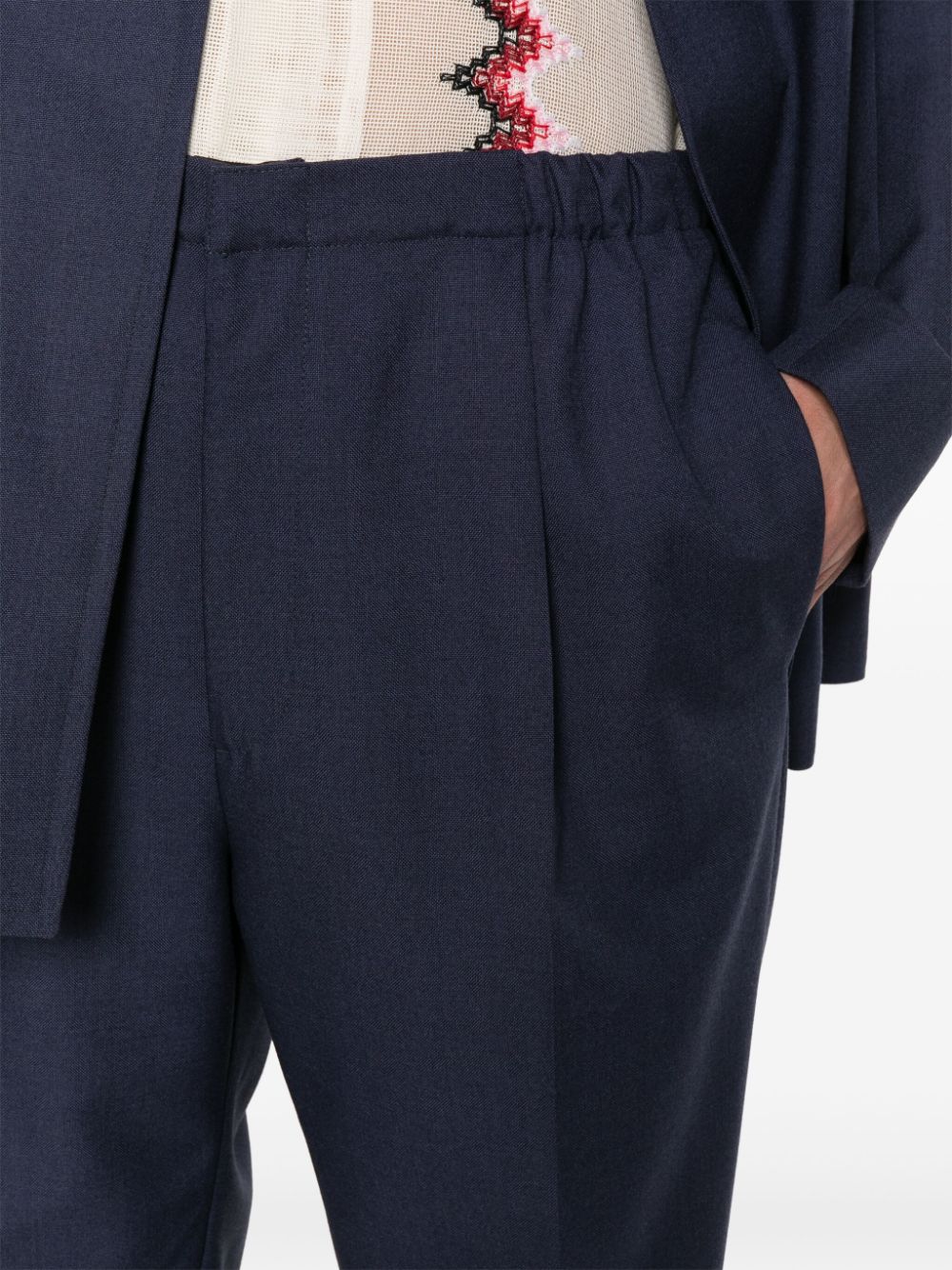 Image de Pantalons en Laine Plissés Sur Mesure par Fendi pour Hommes - Saison Printemps-Été 2024 - Détail 7