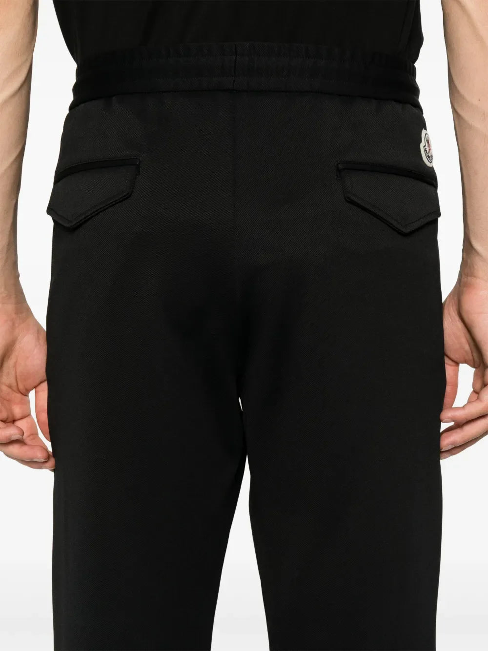 Imagen de pantalones de chándal de nylon negro de Moncler para hombres - Temporada Otoño-Invierno 2024 - Vista de detalle 7