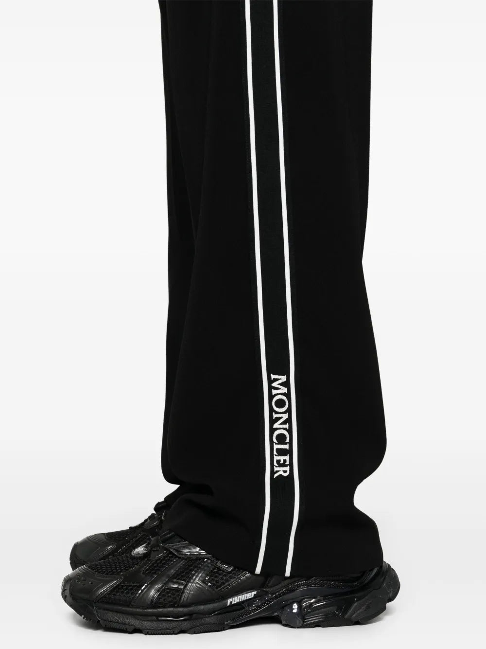 Image de pantalons de survêtement en satin noir par Moncler pour femmes - Saison Automne-Hiver 2024 - Détail Vue 7