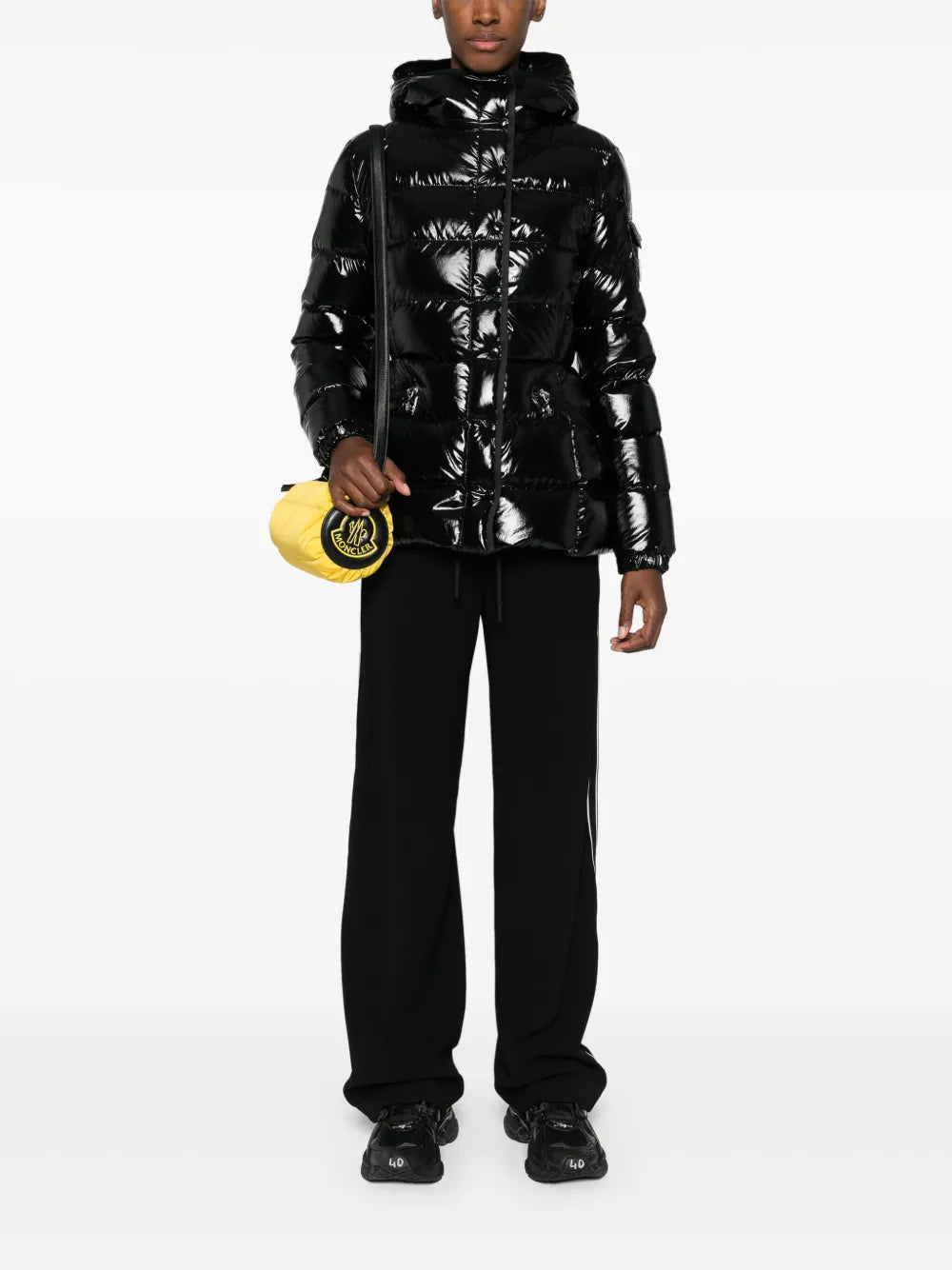 Image de pantalons de survêtement en satin noir par Moncler pour femmes - Saison Automne-Hiver 2024 - Vue de dos