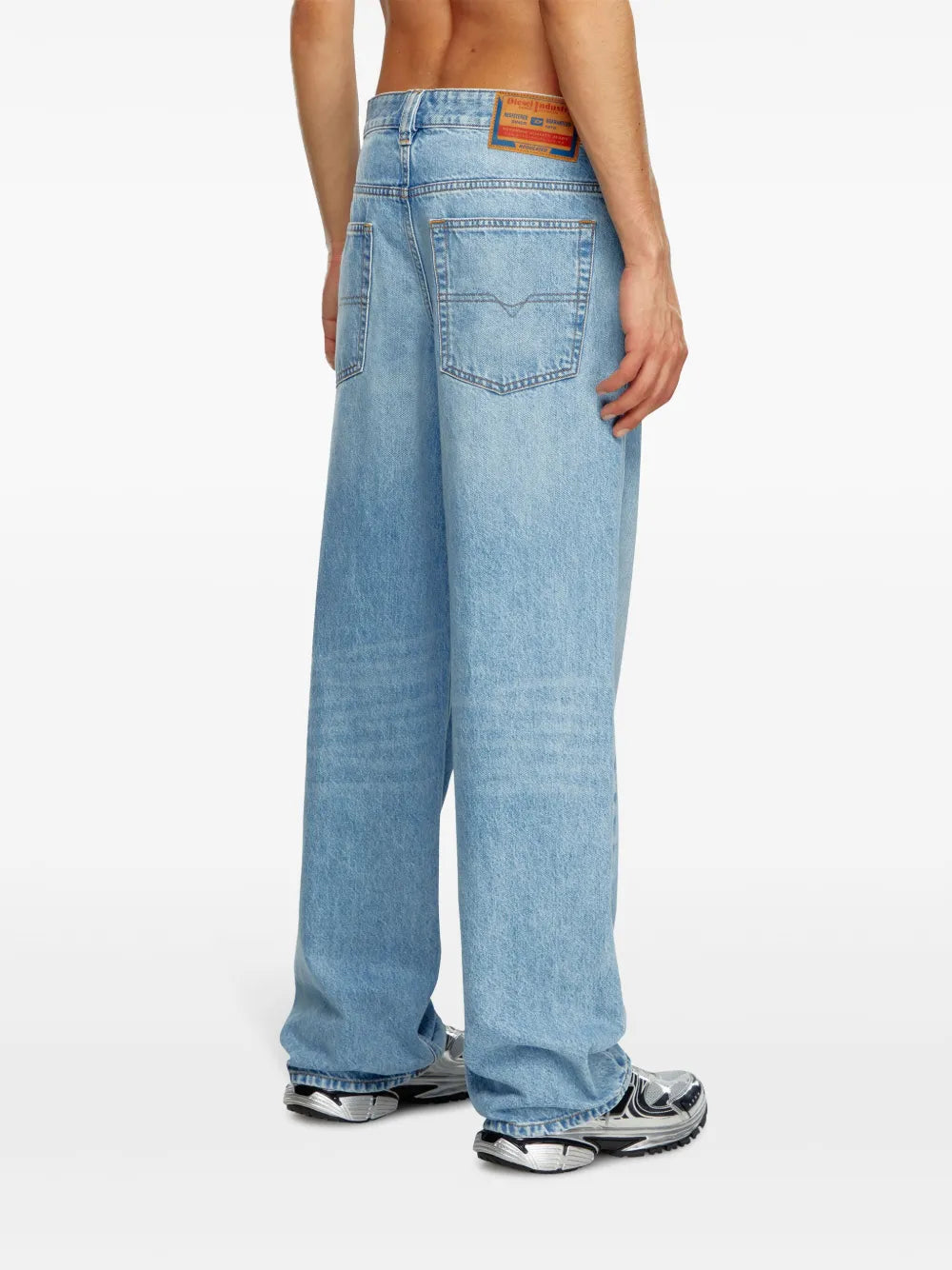 ディーゼルの男性用明るい青のストレートジーンズの画像 - 2025年春夏シーズン - モデルビュー 3