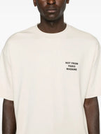 Bild eines beigen Baumwoll-Slogan-T-Shirts von Drole De Monsieur für Herren - Saison Frühling-Sommer 2025 - Detailansicht 7