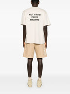 Bild eines beigen Baumwoll-Slogan-T-Shirts von Drole De Monsieur für Herren - Saison Frühling-Sommer 2025 - Rückansicht