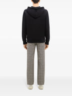 Bild eines schwarzen Kapuzenpullis mit Reißverschluss und V-Ausschnitt von Courrèges für Männer - Saison Herbst-Winter 2024 - Detailansicht 7