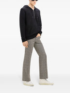 Bild eines schwarzen Kapuzenpullis mit Reißverschluss und V-Ausschnitt von Courrèges für Männer - Saison Herbst-Winter 2024 - Detailansicht 6