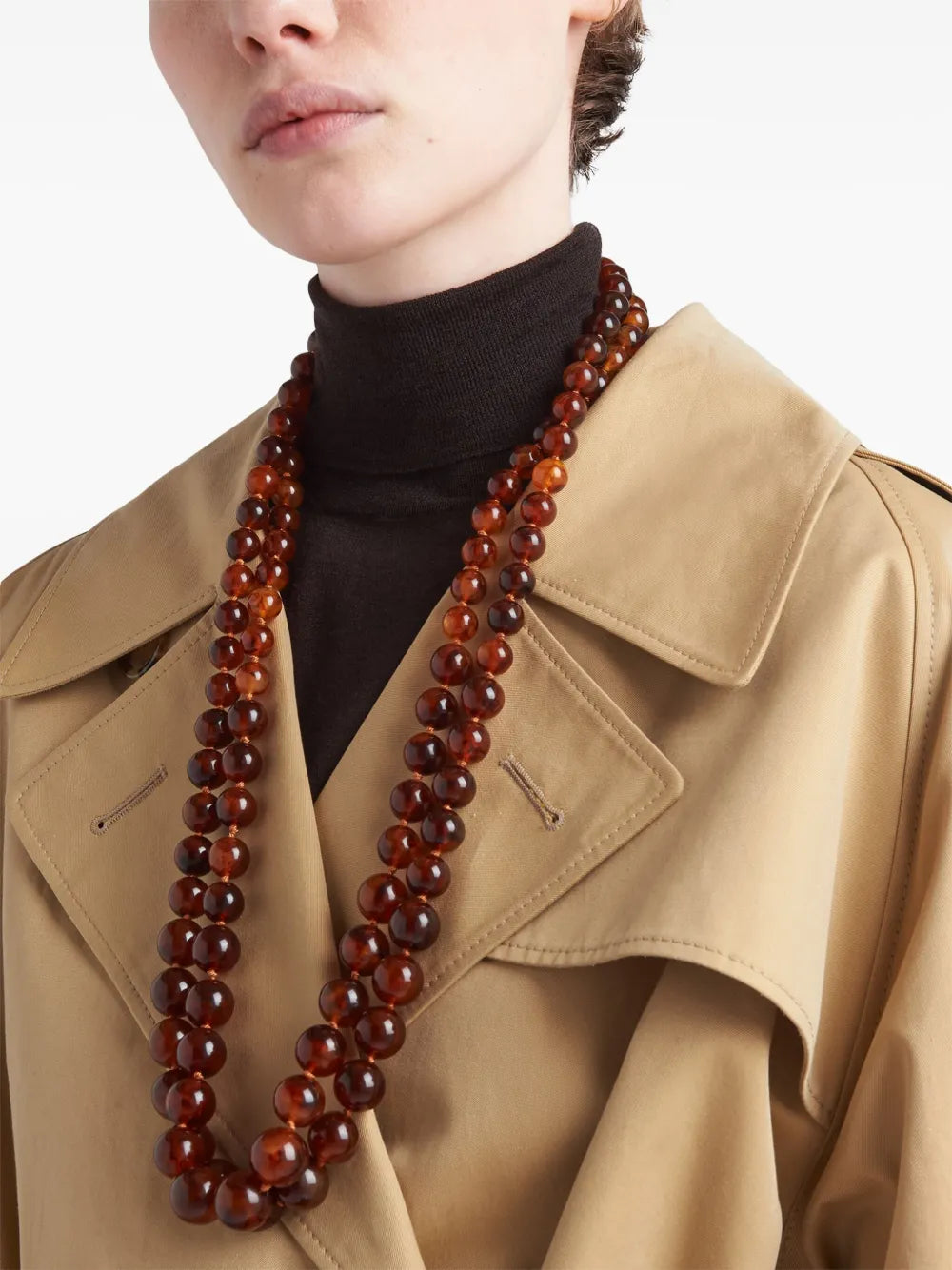 Imagem de um trench coat curto em sarja de algodão bege da Prada para mulheres - Temporada Outono-Inverno 2024 - Detalhe 7