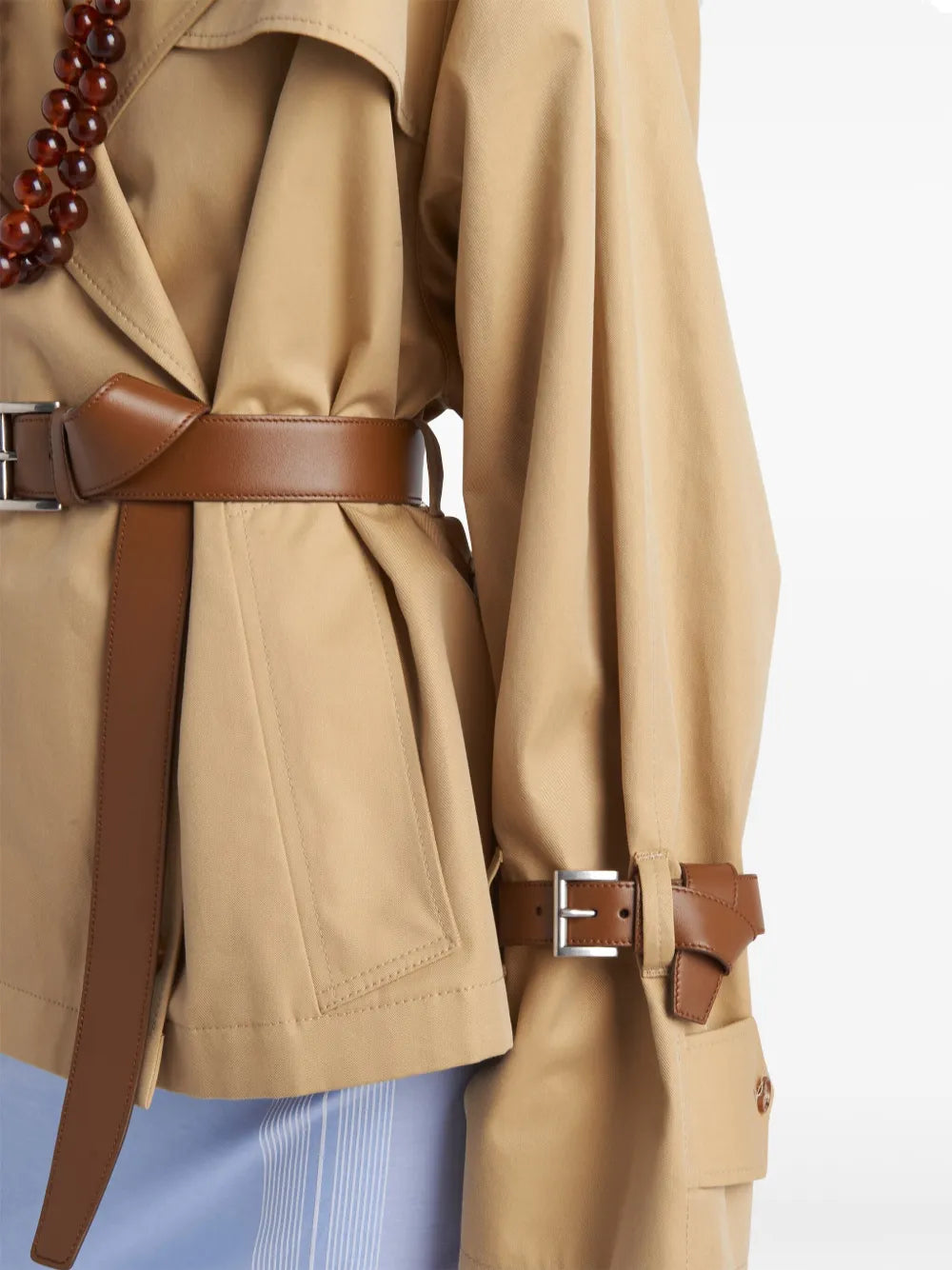 Imagem de um trench coat curto em sarja de algodão bege da Prada para mulheres - Temporada Outono-Inverno 2024 - Detalhe 6